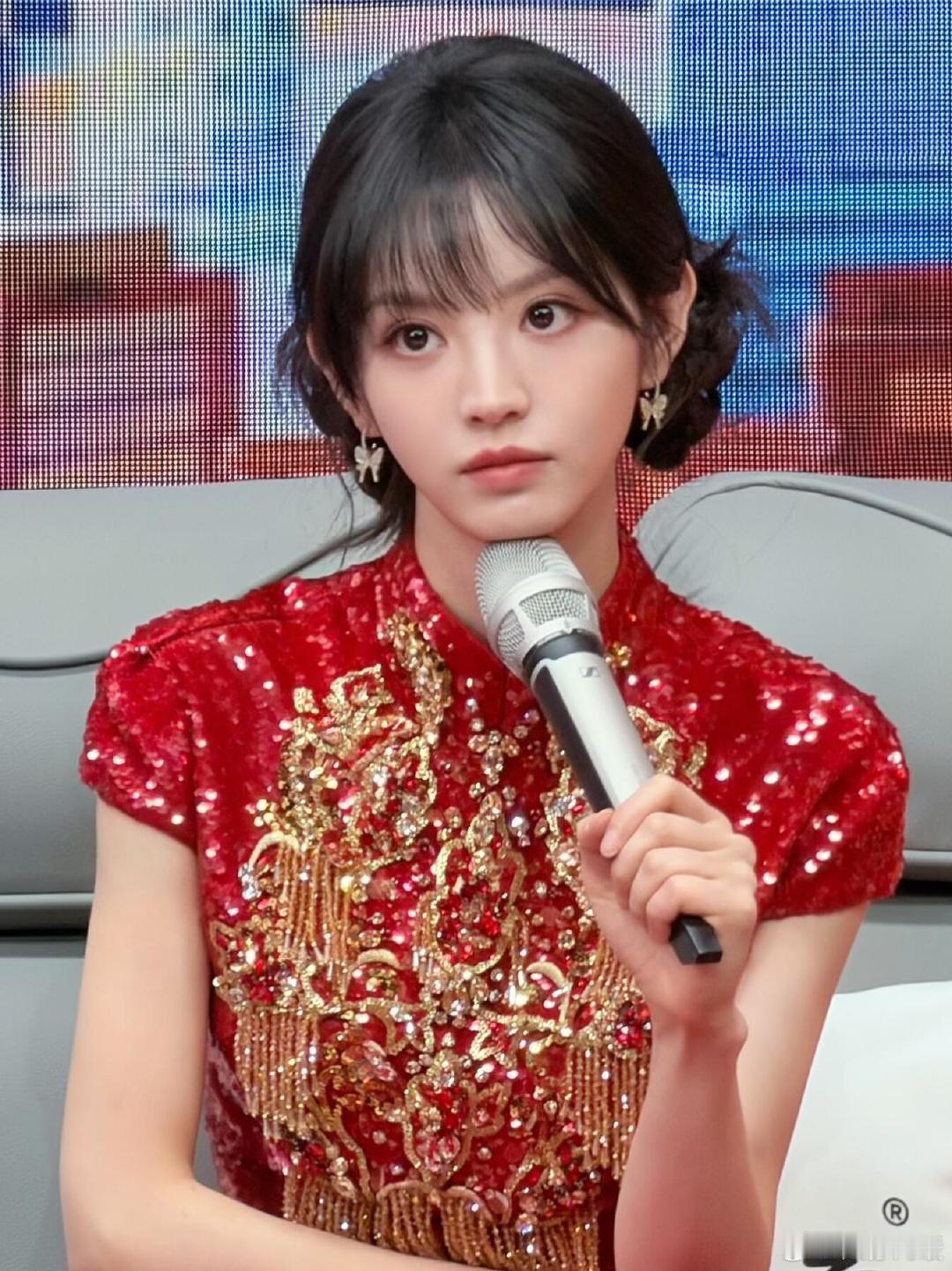 田曦薇特写美我一大跳 不得不说，田曦薇春晚造型太可，喜庆又灵动，笑容甜得像蜜，成