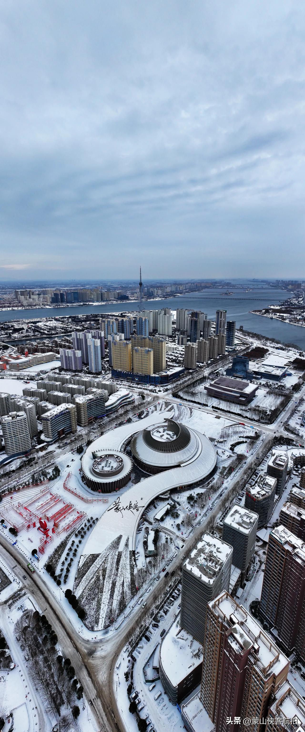 雪花飘落，城市美景。雪后之城