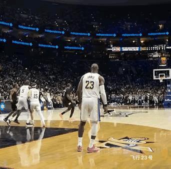 活久见！詹姆斯再次展现领袖级防守能力。
詹姆斯静静地站在篮底45°位置，面对对手