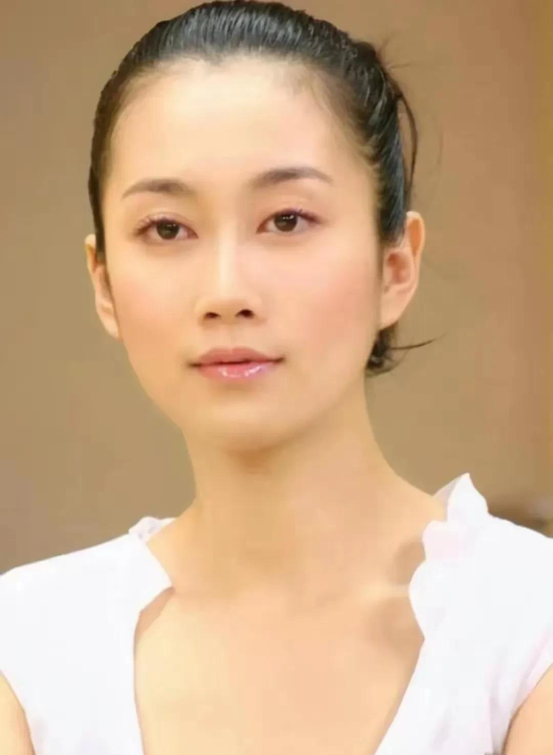 温峥嵘，这个名字注定要让你回忆起那些经典角色，那个在荧幕上一直让人眼前一亮的存在