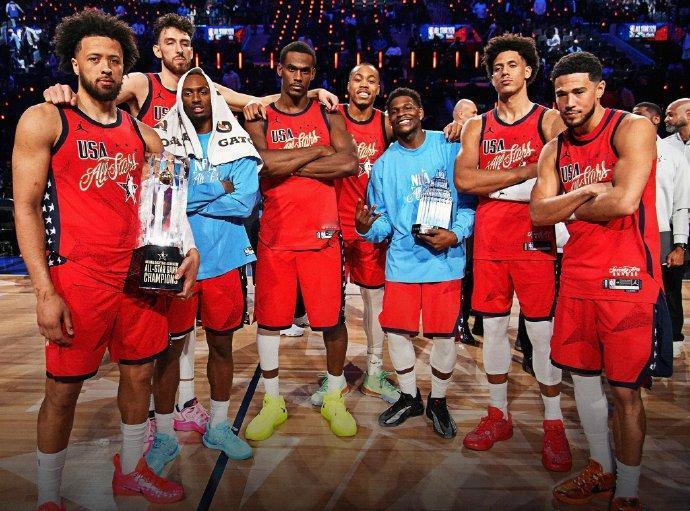 ESPN预测2028年美国男篮名单：

后卫：库里、布克、坎宁安、米切尔
锋线：