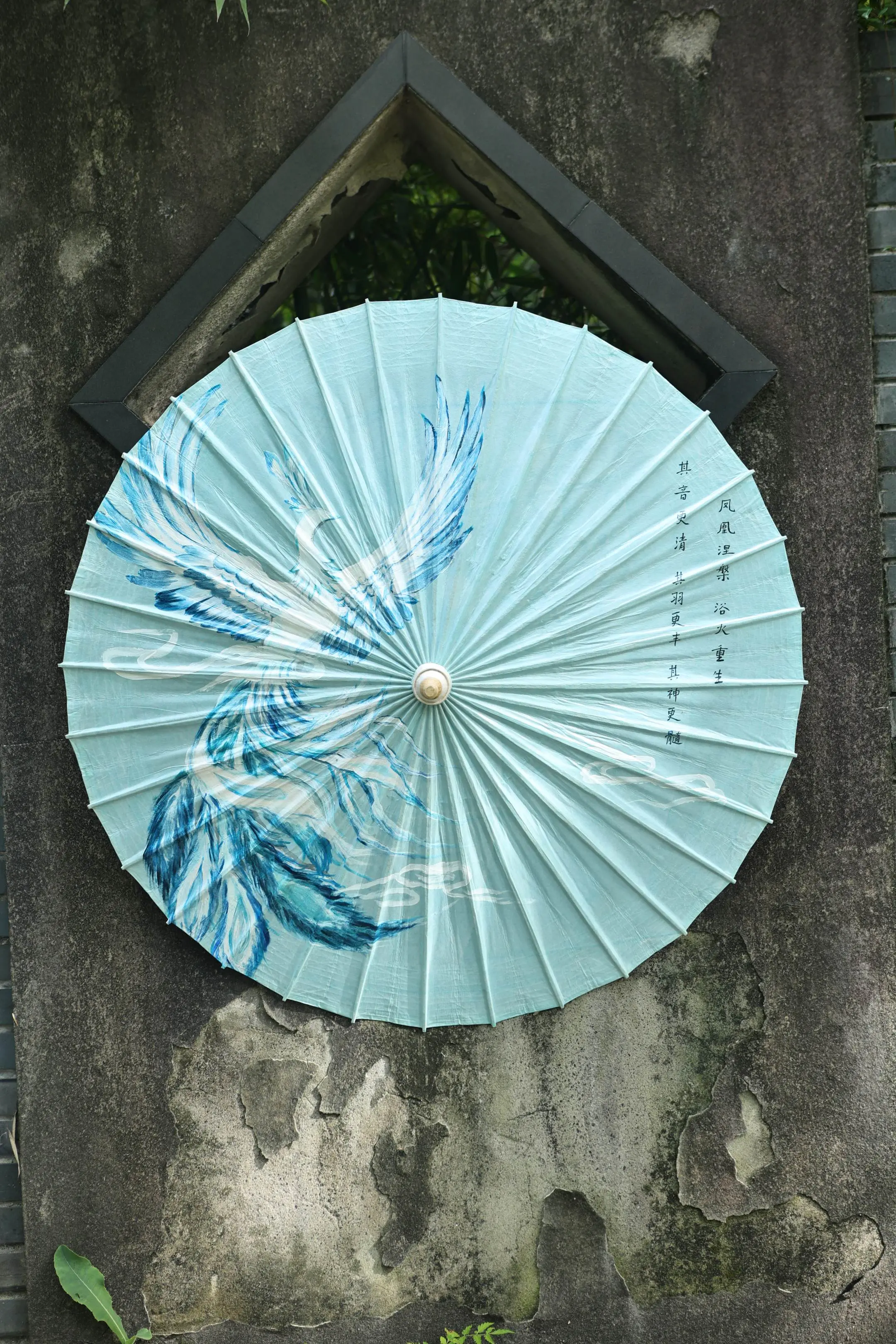 【山海经系列】涅槃·油纸伞。竹骨撑起的，是浴火后的沉静。雨点击打时，像...