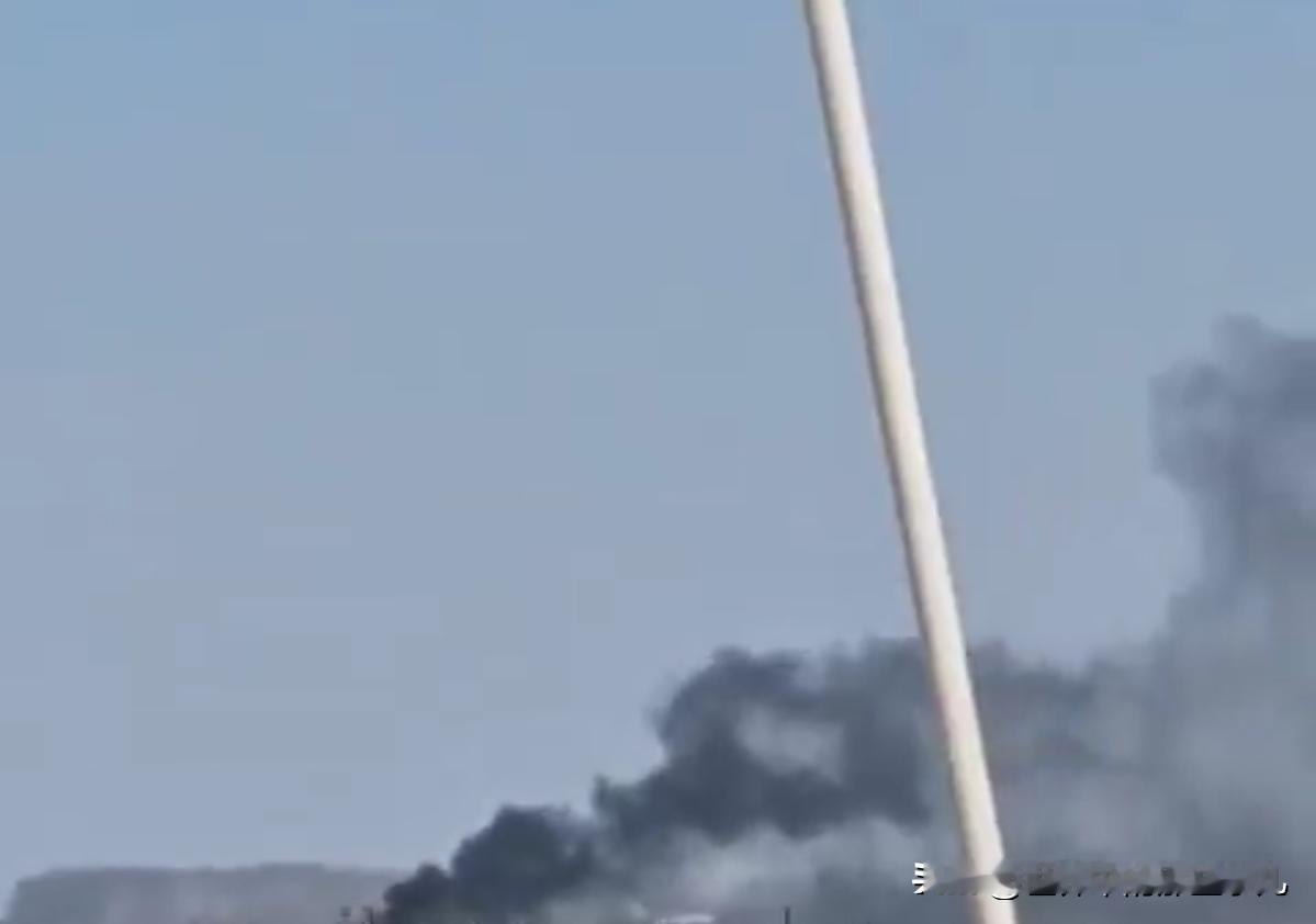 乌克兰对克里米亚半岛的俄罗斯飞机、舰船和火炮发动大规模空袭！
2月22凌晨看点，