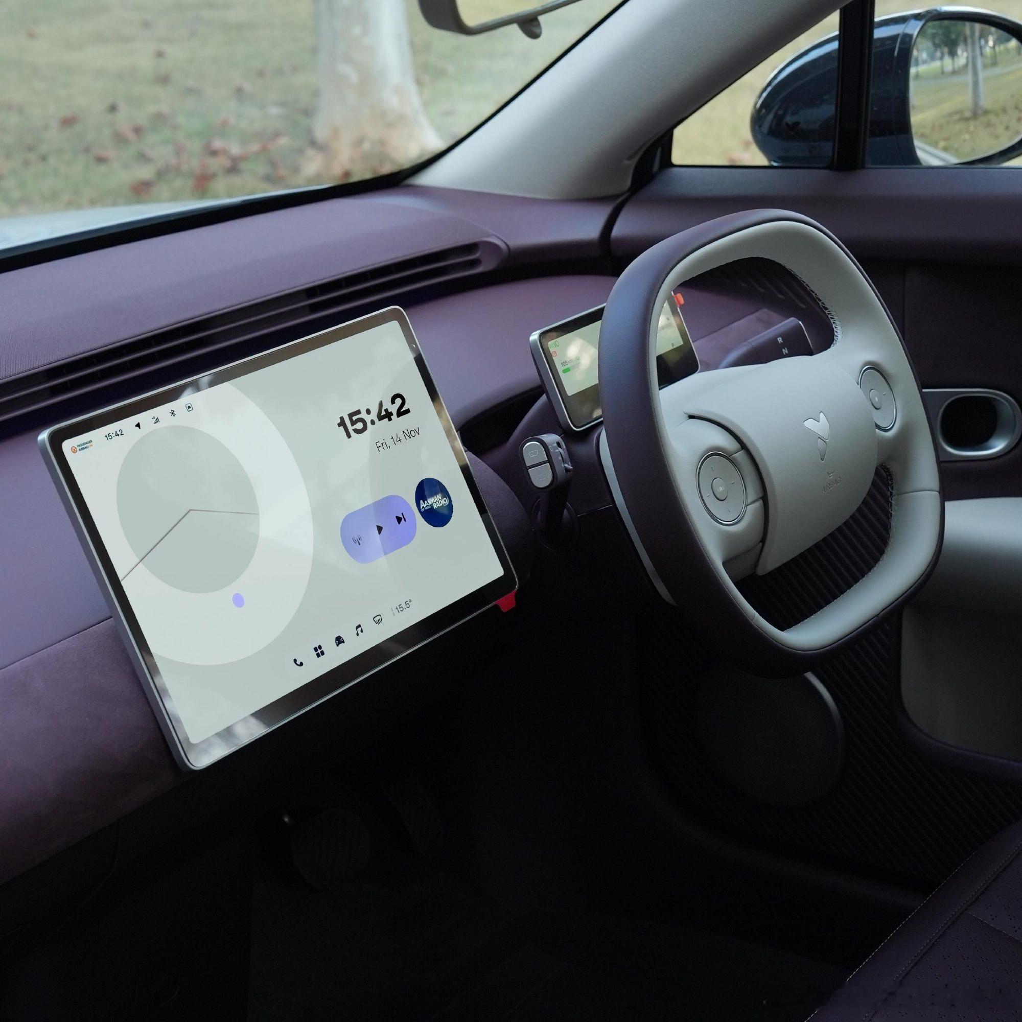 右舵版萤火虫正式下线了，首批将会出口新加坡。其实蔚来的车型大部分都有准备右舵版，