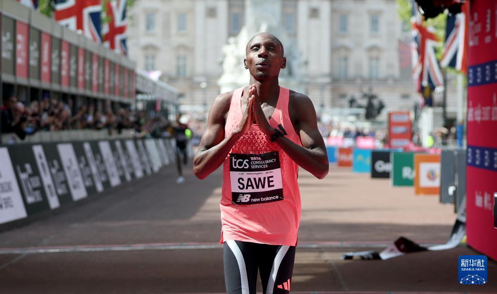 这哪里是一场普通的马拉松夺冠？这是人类耐力天花板被彻底砸碎的历史性时刻！萨维1小