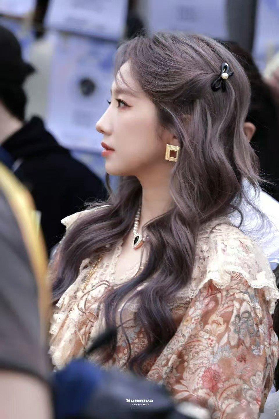 孟美岐解约乐华的第一个活动紫发紫美甲造型惊艳全场，孟美岐解约后首个活动，以全新姿