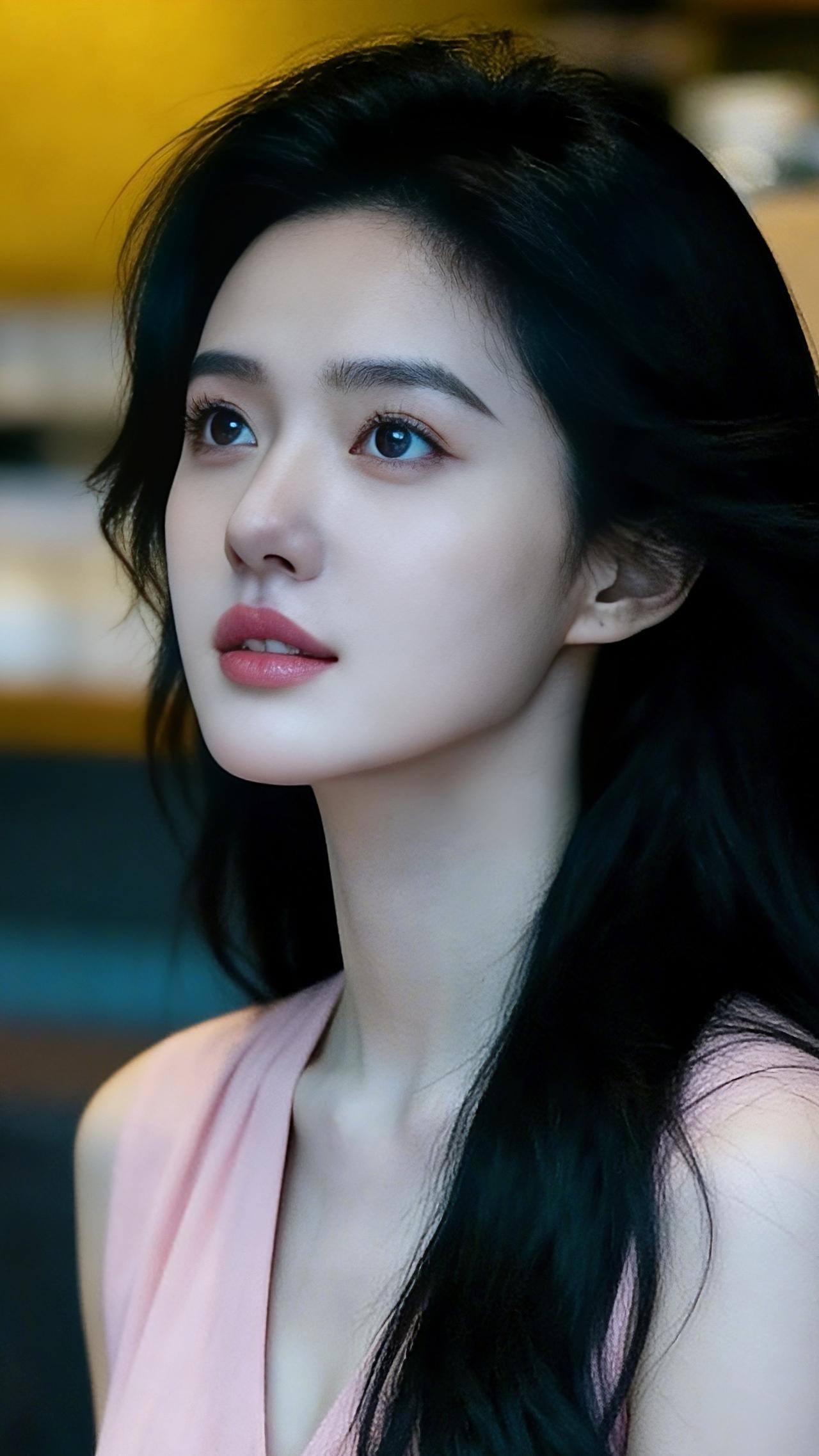 九帧同绘乌发粉衫仙。乌发如瀑垂落泛柔光，侧颜精致眉眼藏星，粉唇似樱绽温柔。淡粉衣