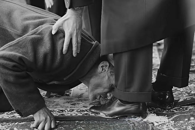 1962年，巴列维王朝“白色革命”初期，一名农民在土地契约颁发仪式上亲吻国王皮鞋