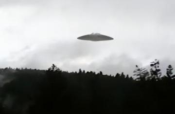 “司令员，干掉它吧？”1998年，河北上空出现一架草帽状的UFO，一架歼教六追上