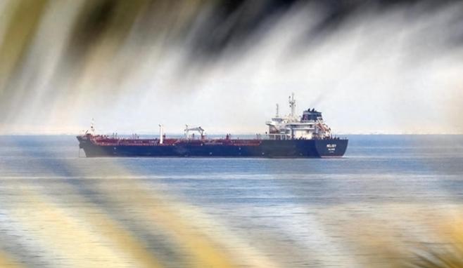 最近霍尔木兹海峡热闹不起来了，大批油轮半路掉头返航，原本繁忙的航道近乎停摆，而美