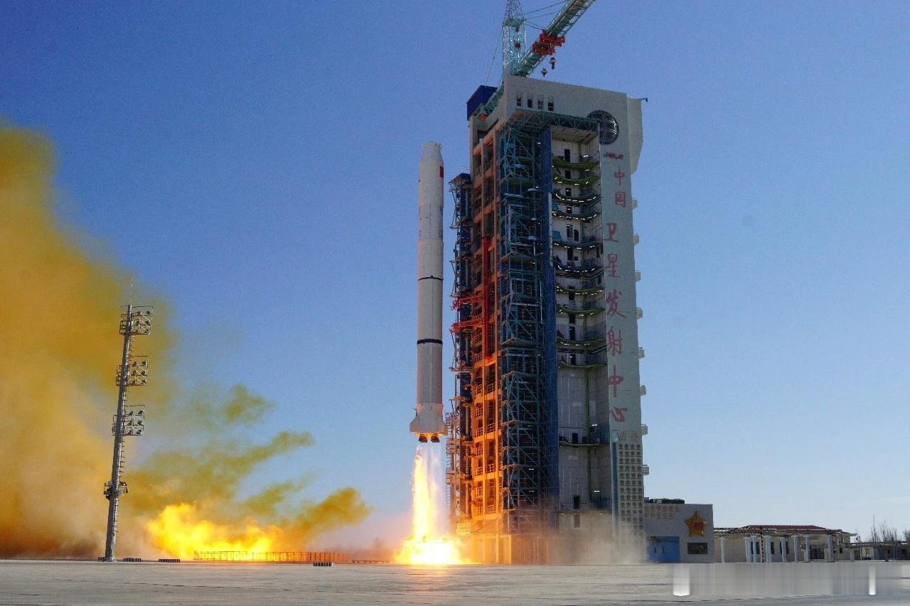 今天中午，酒泉卫星发射中心迎来新年开门红。长征二号丙运载火箭将阿尔及利亚遥感三号