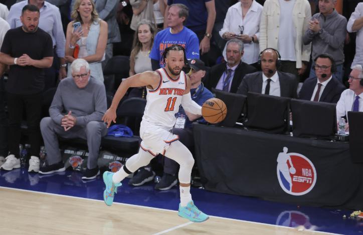 NBA东决G3，尼克斯在客场121-108击败骑士，大比分3-0领先。目前，尼克