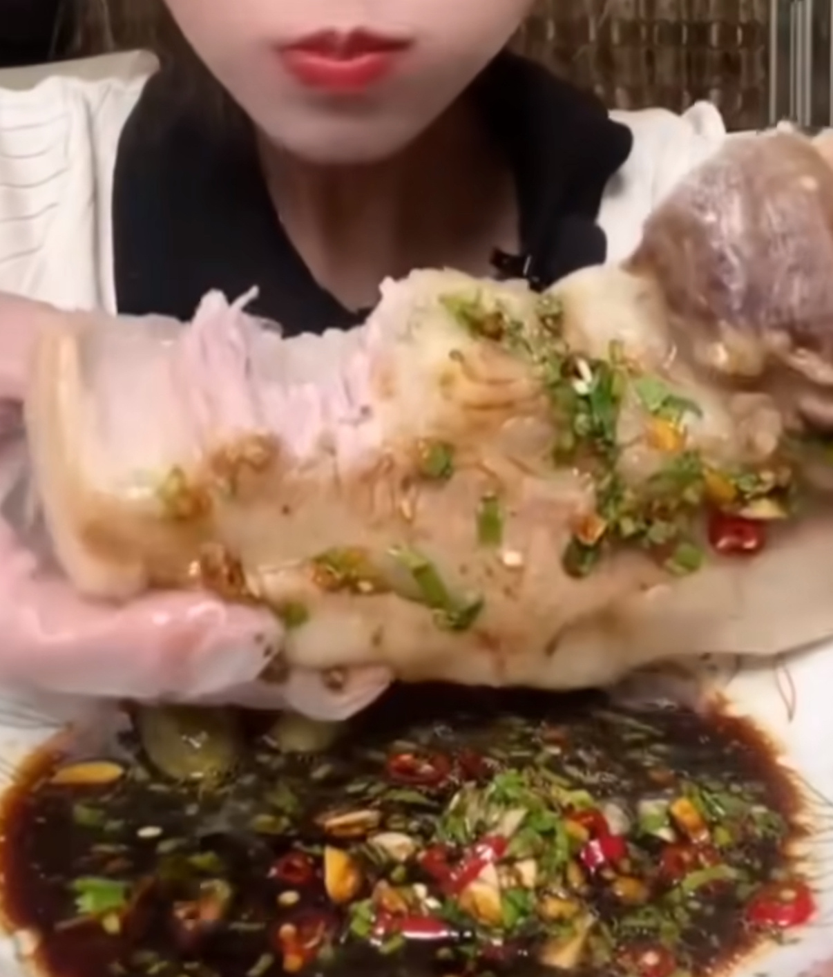 吃播为引流吞下两斤纯肥肉  不都是隔壁某手的直播间吗猎奇吃播已经很多年了…有些可