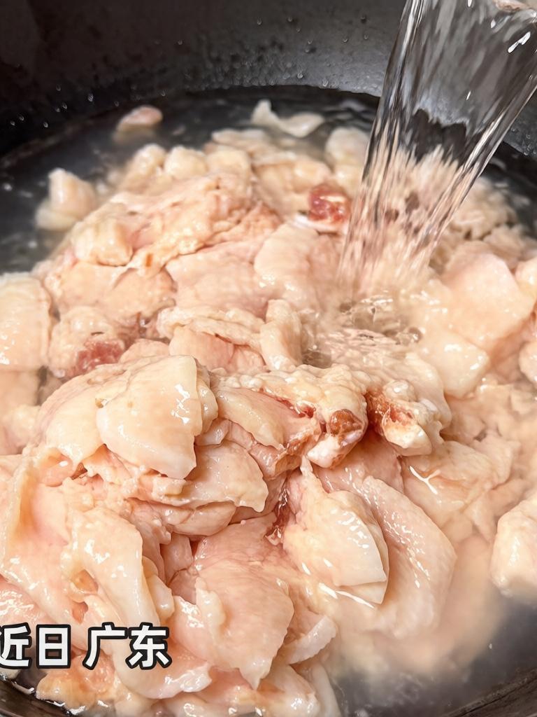 人间烟火：第一次熬猪油。
家里没猪油了，前几天去菜场专门买了5斤猪板油，打算自己