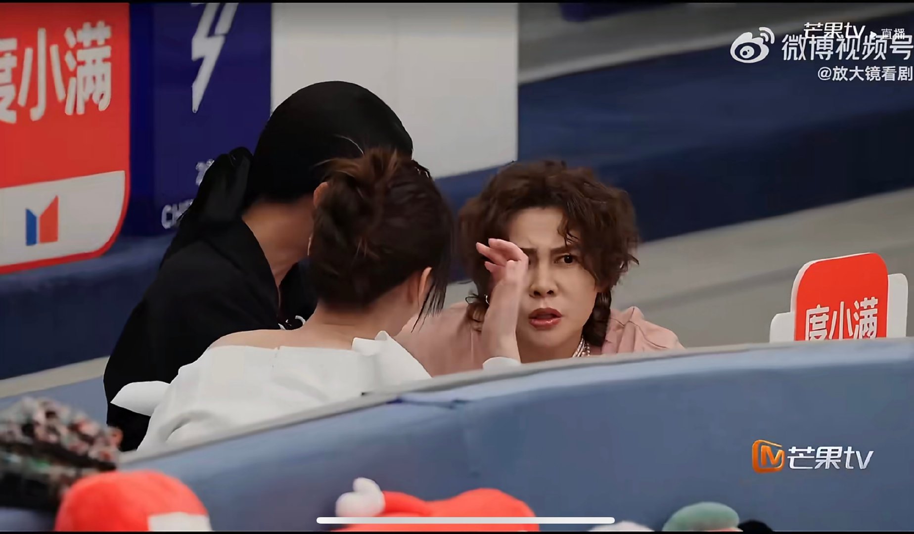 王濛行走的弹幕 乘风初见面直播乘风2026从冬奥火到浪姐！王濛依旧保持犀利风格，