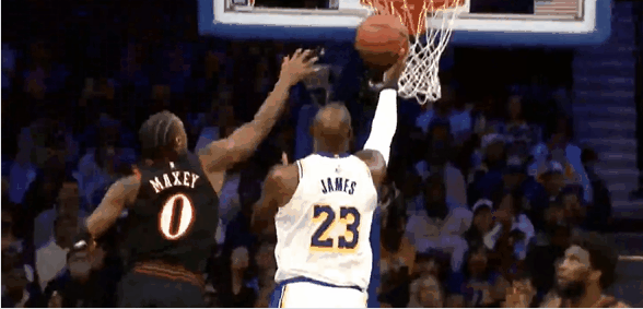 好帽！詹姆斯这球没啥好抱怨的！
在今天NBA常规赛湖人对阵费城的比赛第二节中，詹