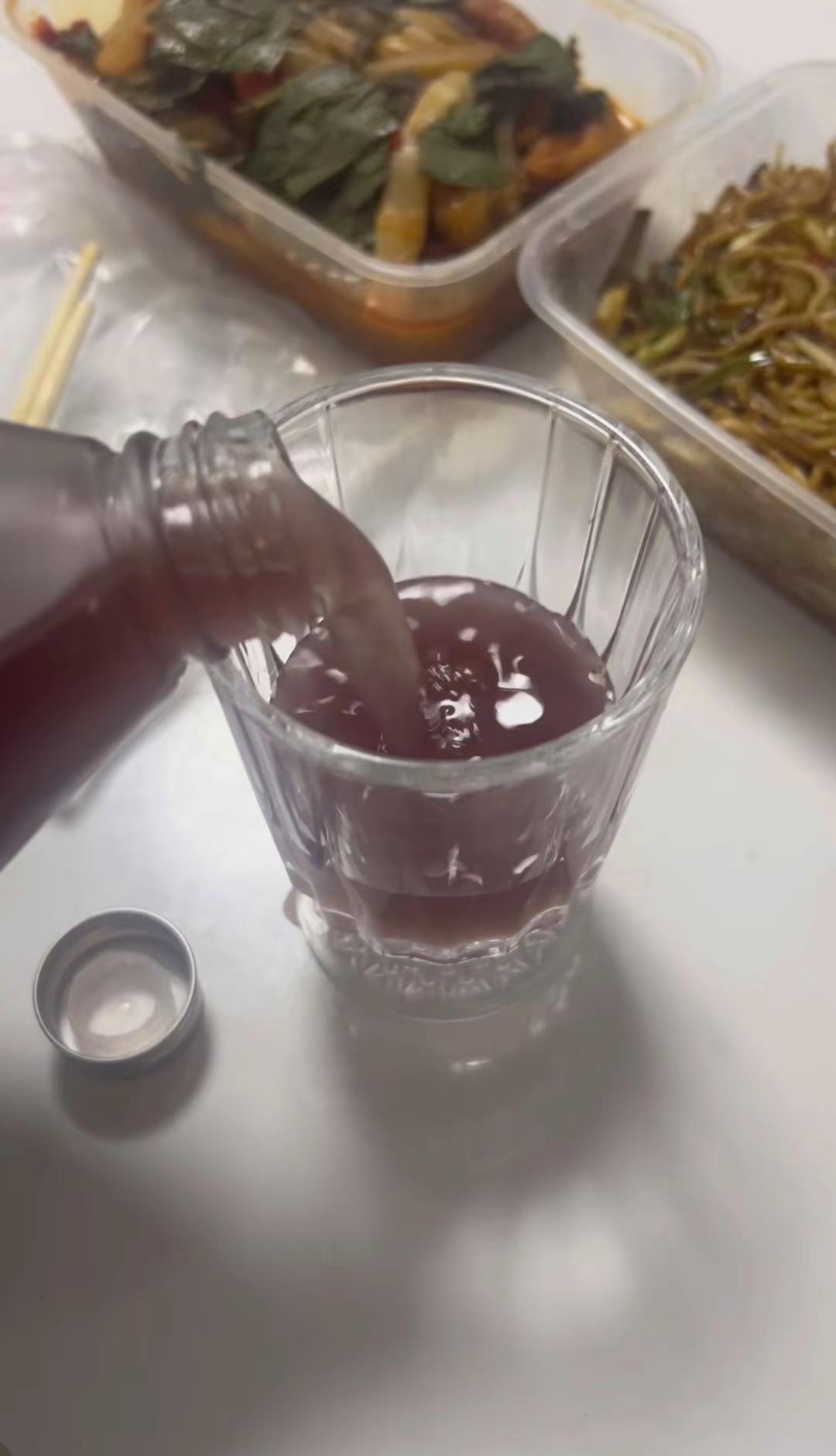 干了这杯爱情的酒在爱一回，到底再爱几回他能回来我为爱情掉过几滴泪 故事都有就是费
