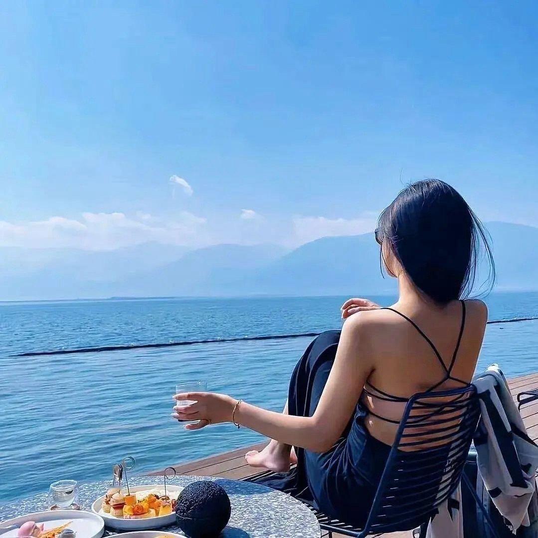 𝕪𝕖𝕖𝕖·咔擦✌︎ 现实如山，而我浪漫如云别再说照片不像本人，姐千变万化