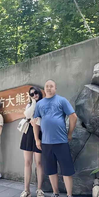 长得漂亮的女人是不是跟帅哥都有仇？
为啥嫁的都是不好看的男人？[捂脸]