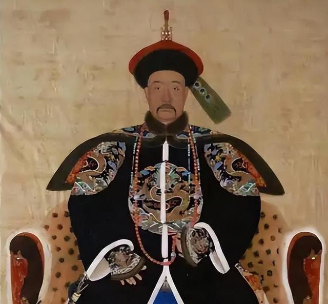 1748年乾隆亲自审问川陕总督张广泗，下令严刑拷打。张广泗满身是伤，但还是不停辩