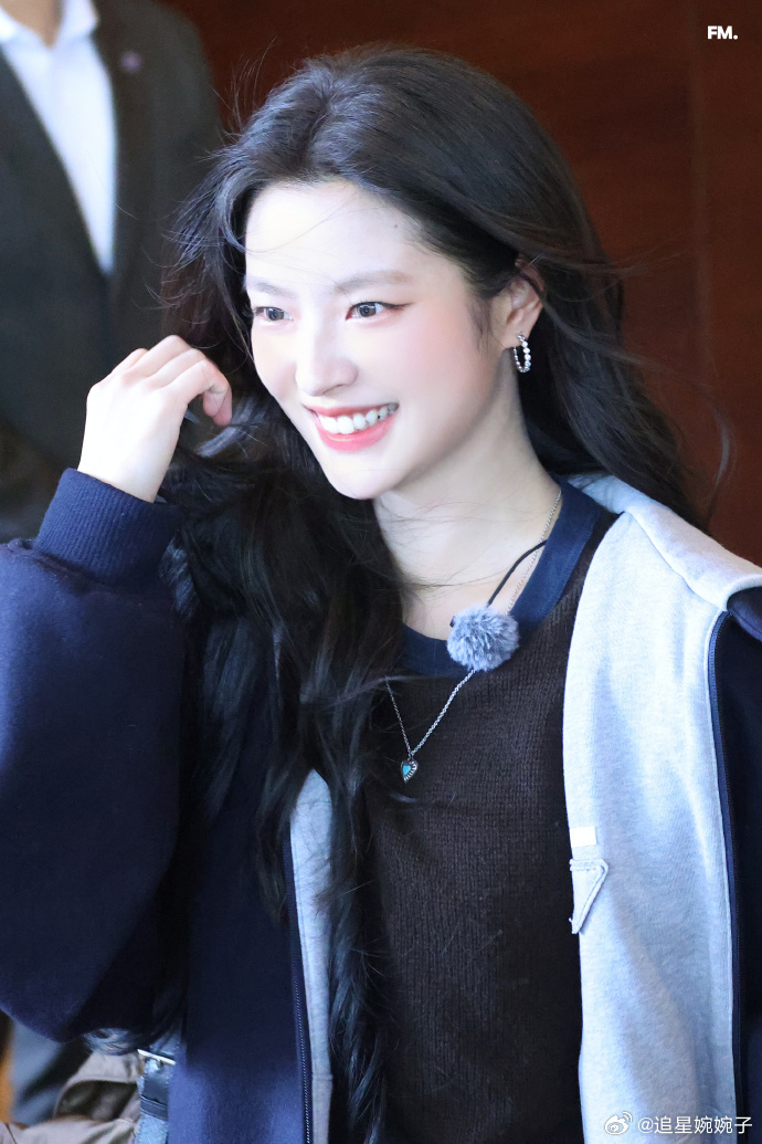 徐若晗明媚 徐若晗的明媚是从骨子里透出来的🌟，干净、清爽、充满朝气，每张海报都