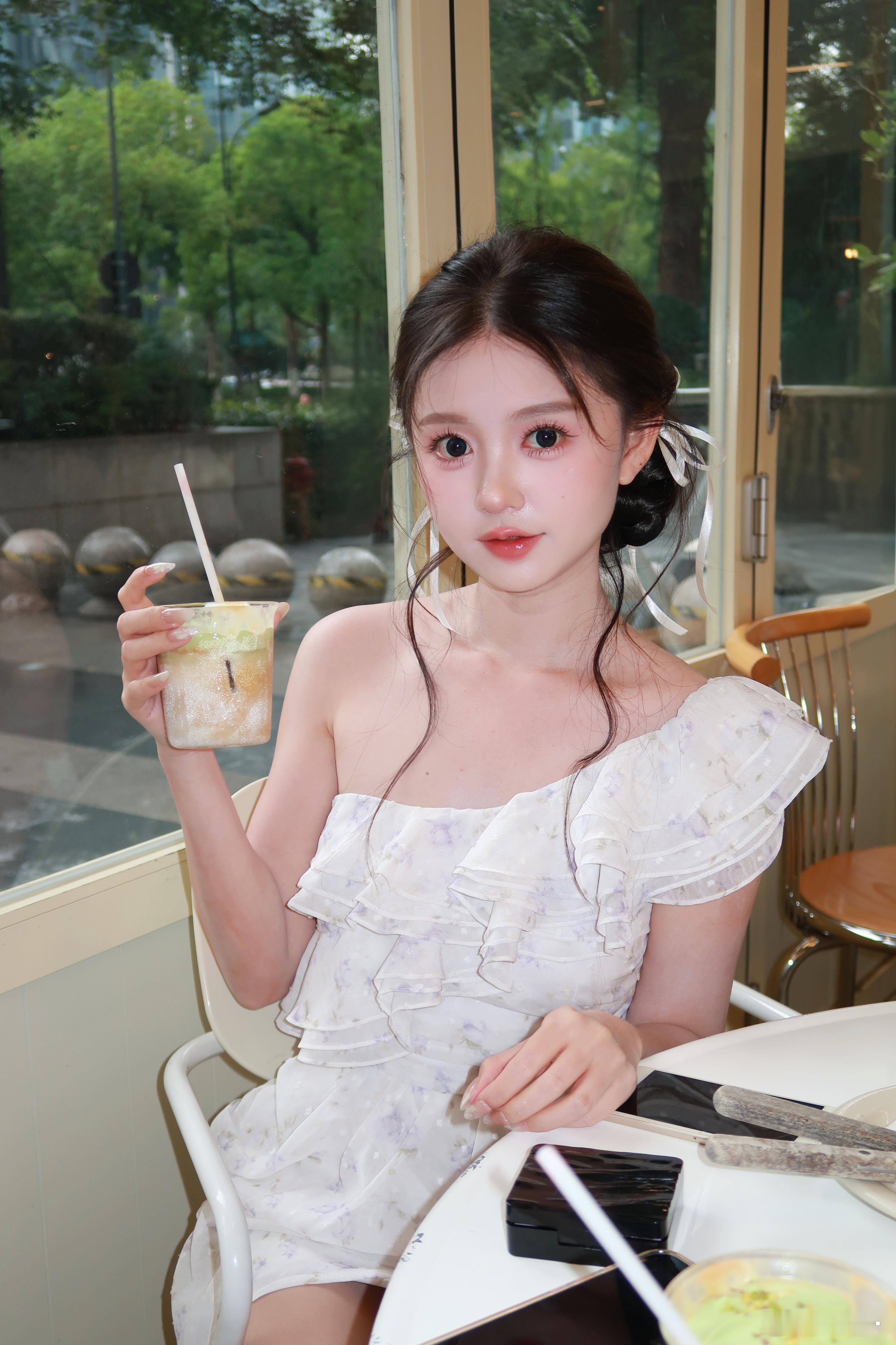 不知道这么美的图需要要p哪里…除了缩了一点点头，再乱p就把自己p丑了但是我又没有