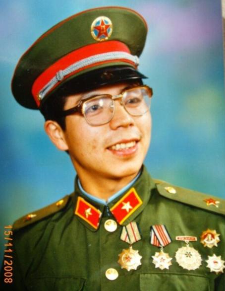 1984年，一名解放军战士不慎摔落悬崖和部队失去了联系，但令他万万没想到的是，他