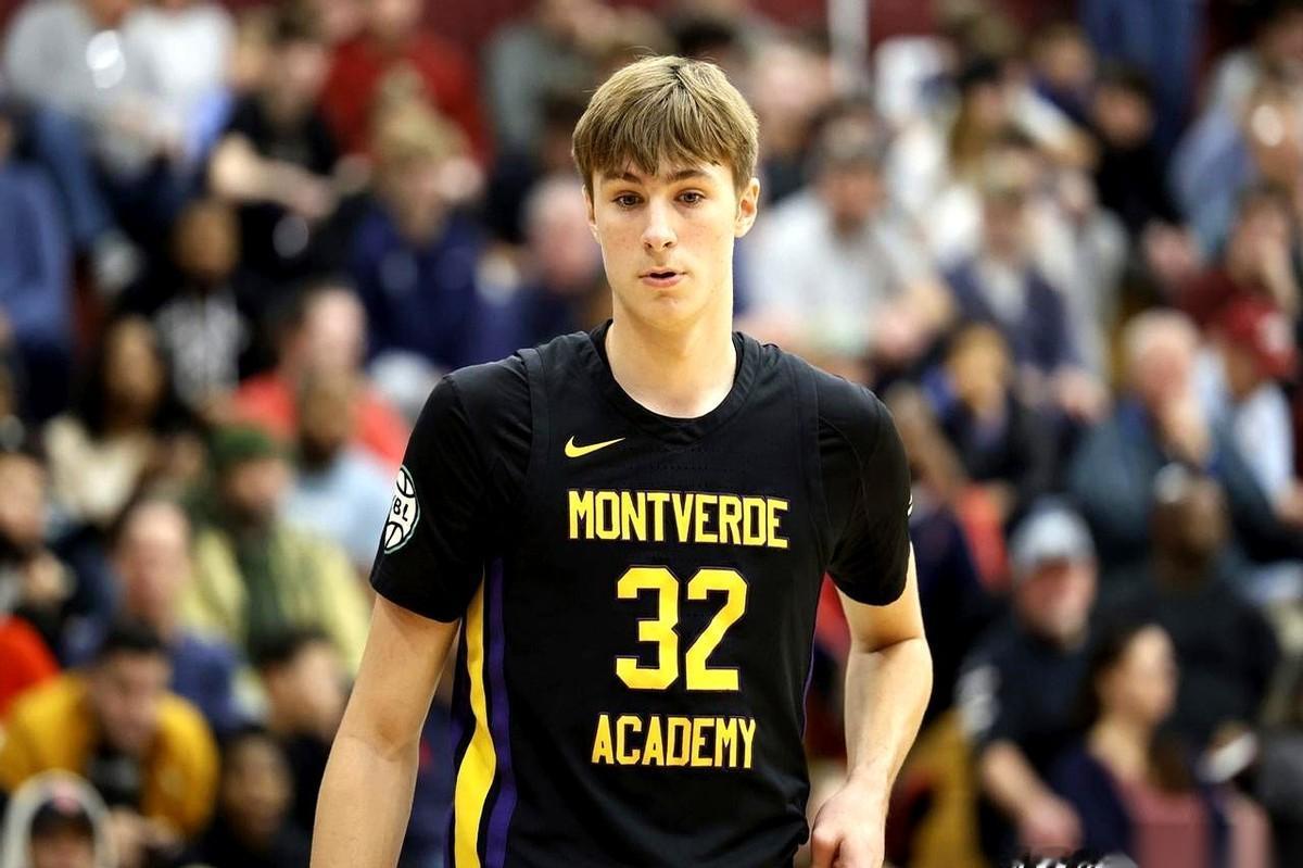 刚刷到最新的新秀榜，给我看乐了。
第一名，黄蜂那个克尼普尔，场均19分。
第二名