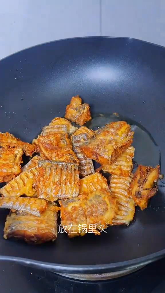 红烧带鱼。
我想吃炖的红烧带鱼。
·洗干净的带鱼段下油锅炸，炉子封门打开，火烧的