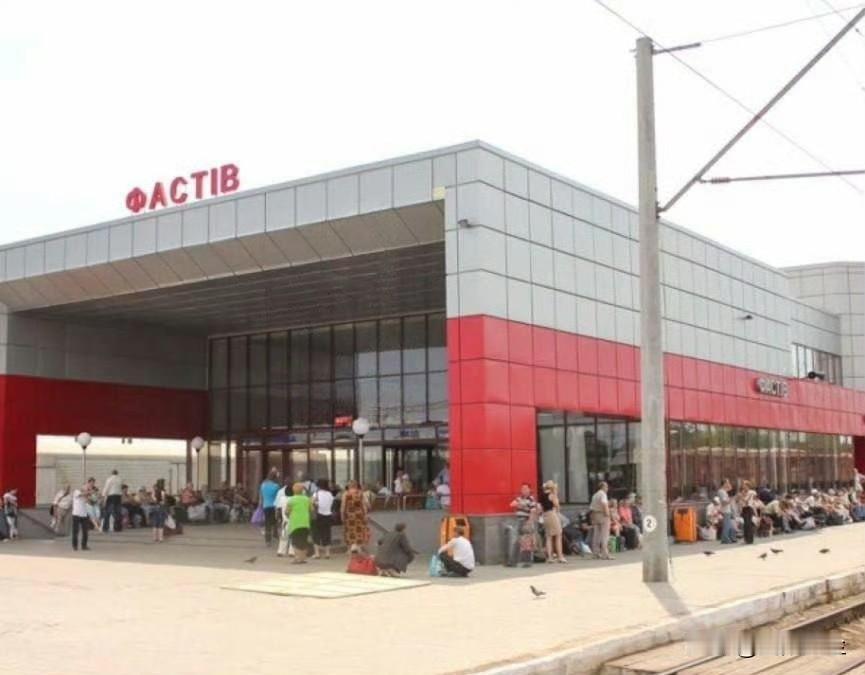 12月6日凌晨，俄罗斯对基辅法斯蒂夫火车站发动了袭击，使用了包括导弹和无人机在内