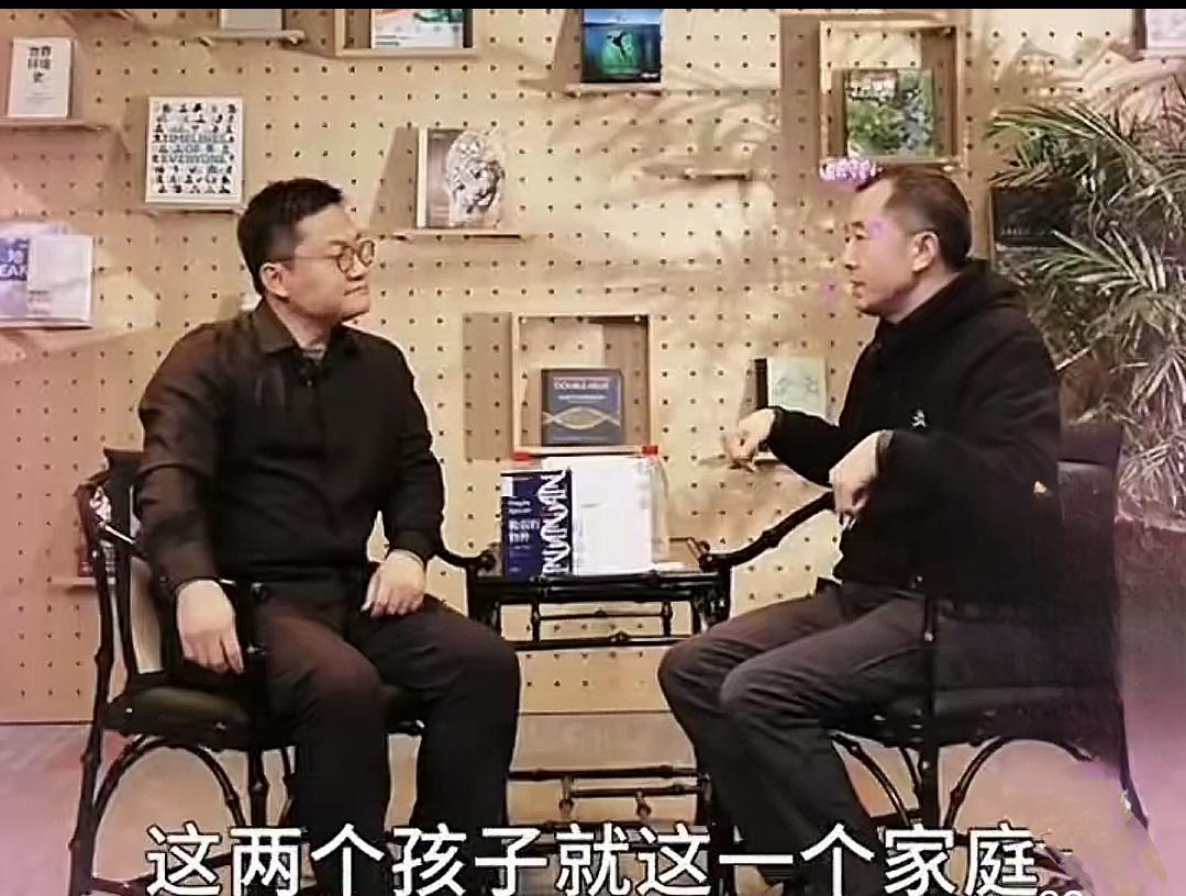 有一个县都是工薪阶层的夫妻把30万巨款捐送给陈行甲的公益组织，可见，他们都是好人