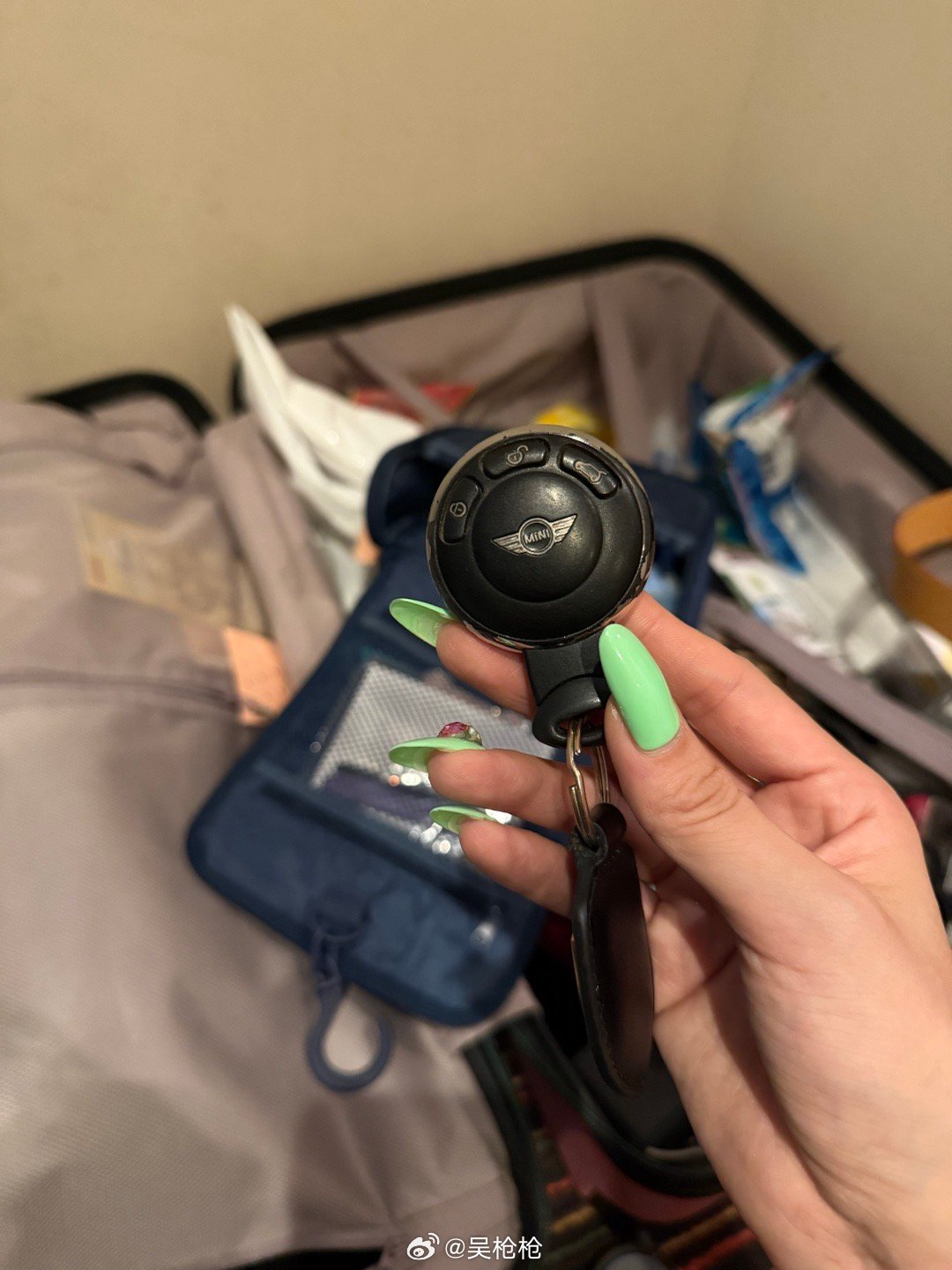 卧槽！！！！！我太激动了！！！！！回酒店把行李箱翻了个底朝天正当我要放弃的时候我