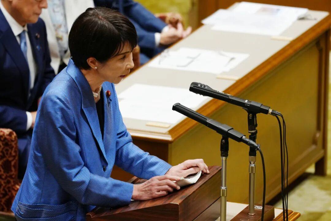 日本政坛这趟水，看来是越来越浑了。高市首相屁股还没坐热，就被大学教授拎着捐款单子