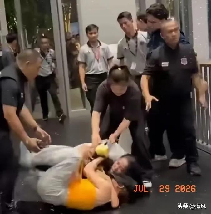 在泰国追星被打的中国女孩出来回应了。
洋洋洒洒一千多字，总结就是：我没错，大家支