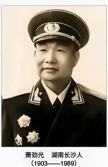 他是首任海军司令，6个儿子出了3个将军2个副主席，儿媳家喻户晓。

这位被毛主席