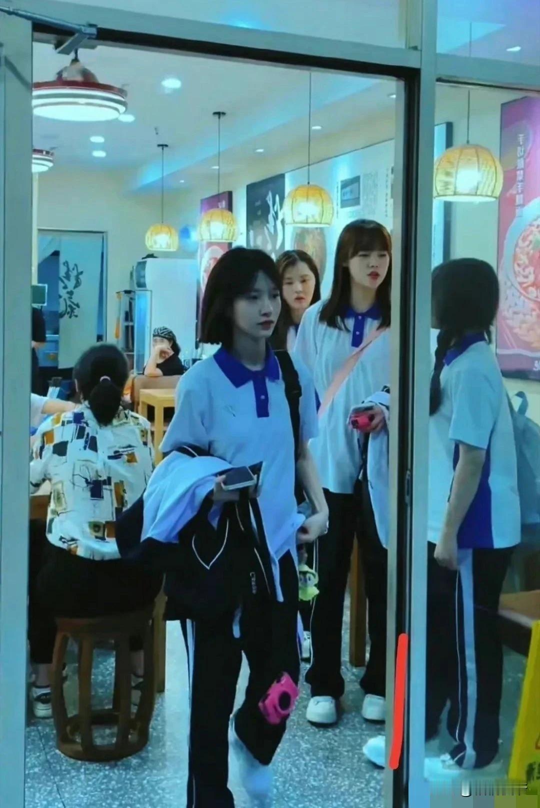 据说，这是深圳西丽某高中的女学生，看上去身材高挑，充满了青春活力，令无数80后羡