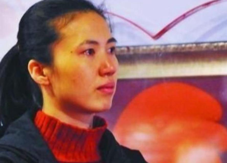 离婚 19 年，她时常带着现任丈夫，探望瘫痪在床的前夫，多年始终牵挂照料，现任丈