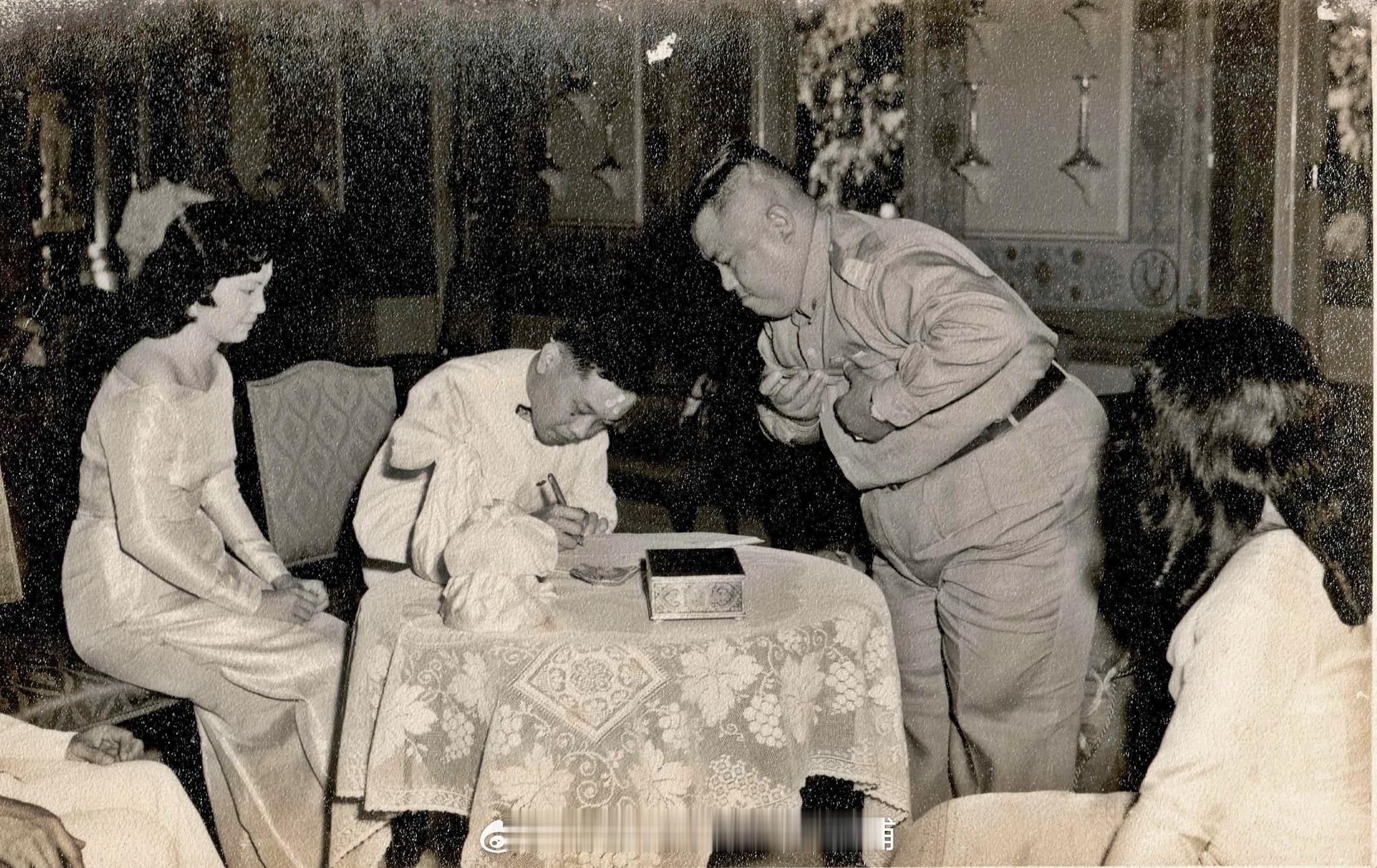 王室王室泰国王室 老照片：1957年，红唇姐的大哥卡利亚纳吉和阿伦夫人的婚礼。卡