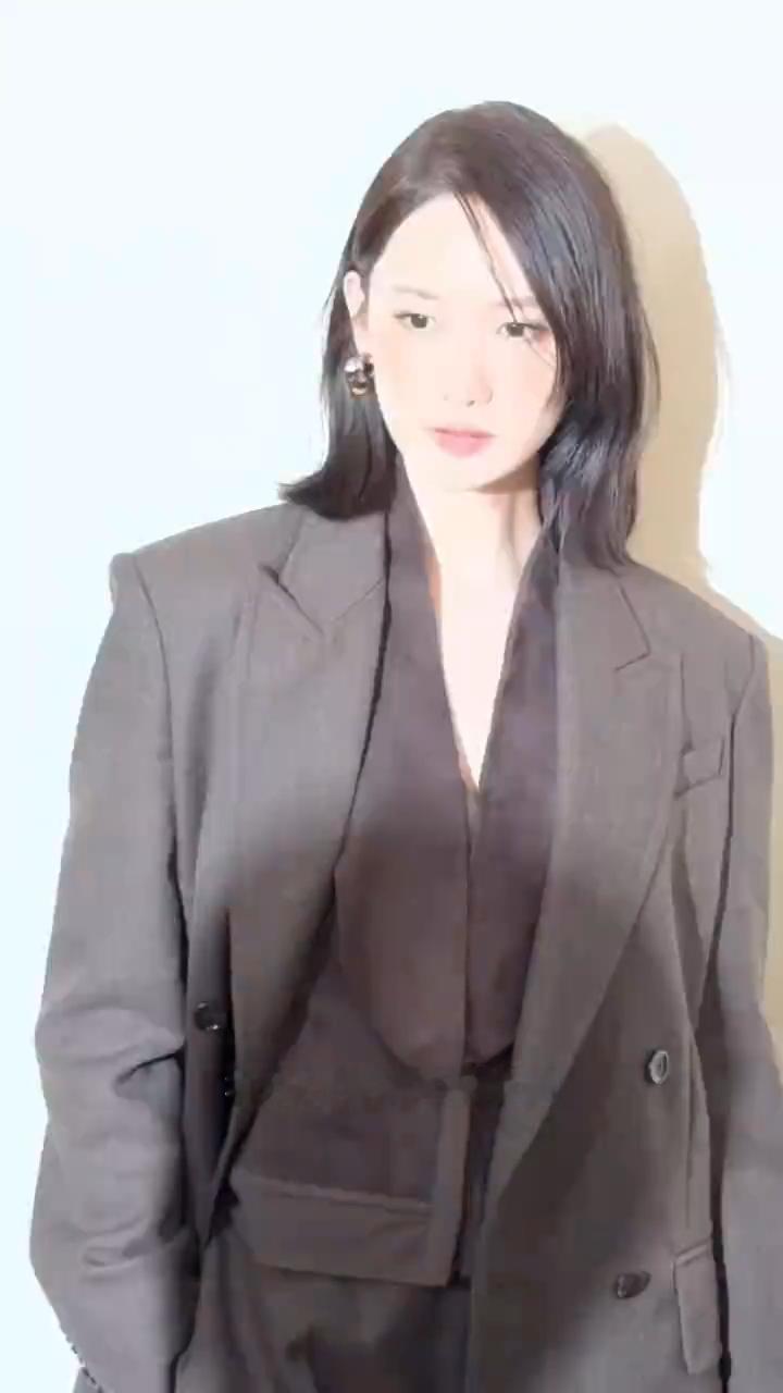 沈月高叶同框沈月自带邻家感，高叶自带强大气场，同框很出彩 ​​​