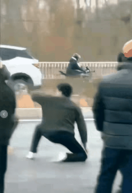 原本只是一件小事，可是男子这一锤子买卖下去，直接砸在了这个年轻人的头上，没两下就