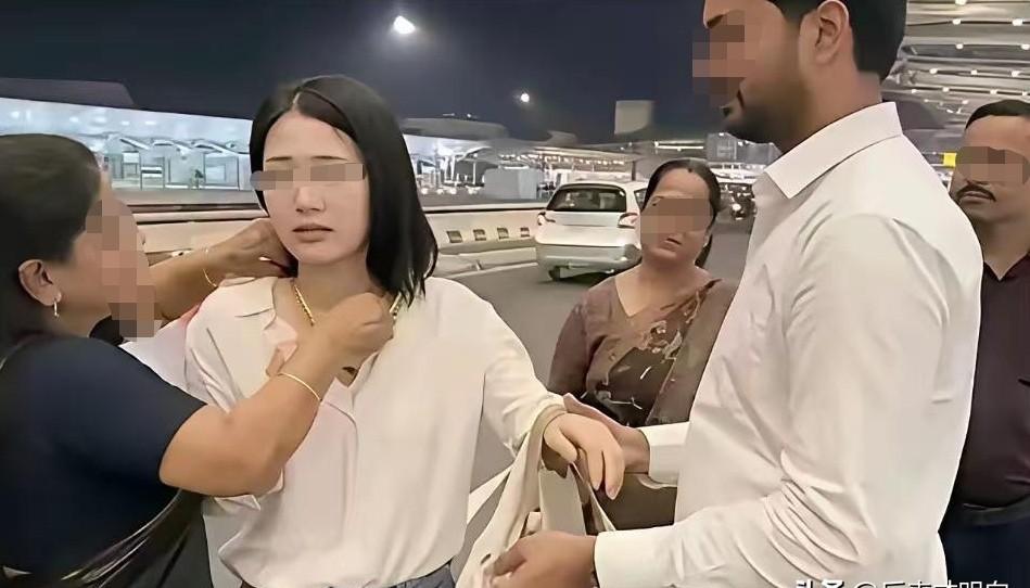 江苏姑娘带外籍男友见家长，

男方当场提出四条硬性条款。

彩礼要全给他家，婚礼