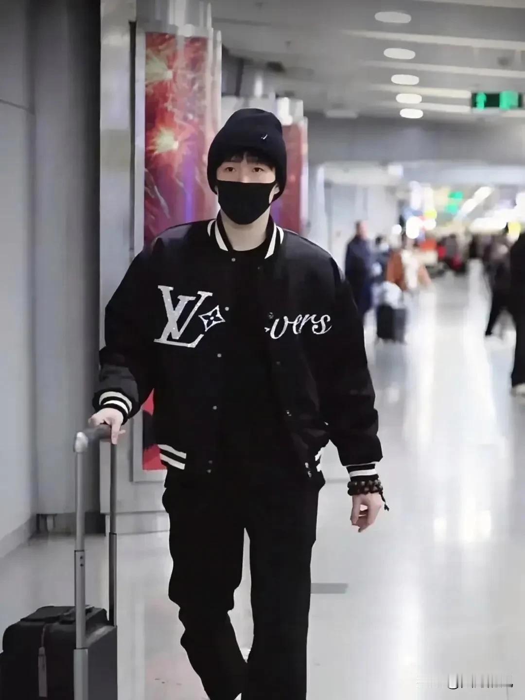 10月19日清晨，北京国际机场迎来了万众瞩目的身影——王楚钦。据热心网友的线索追