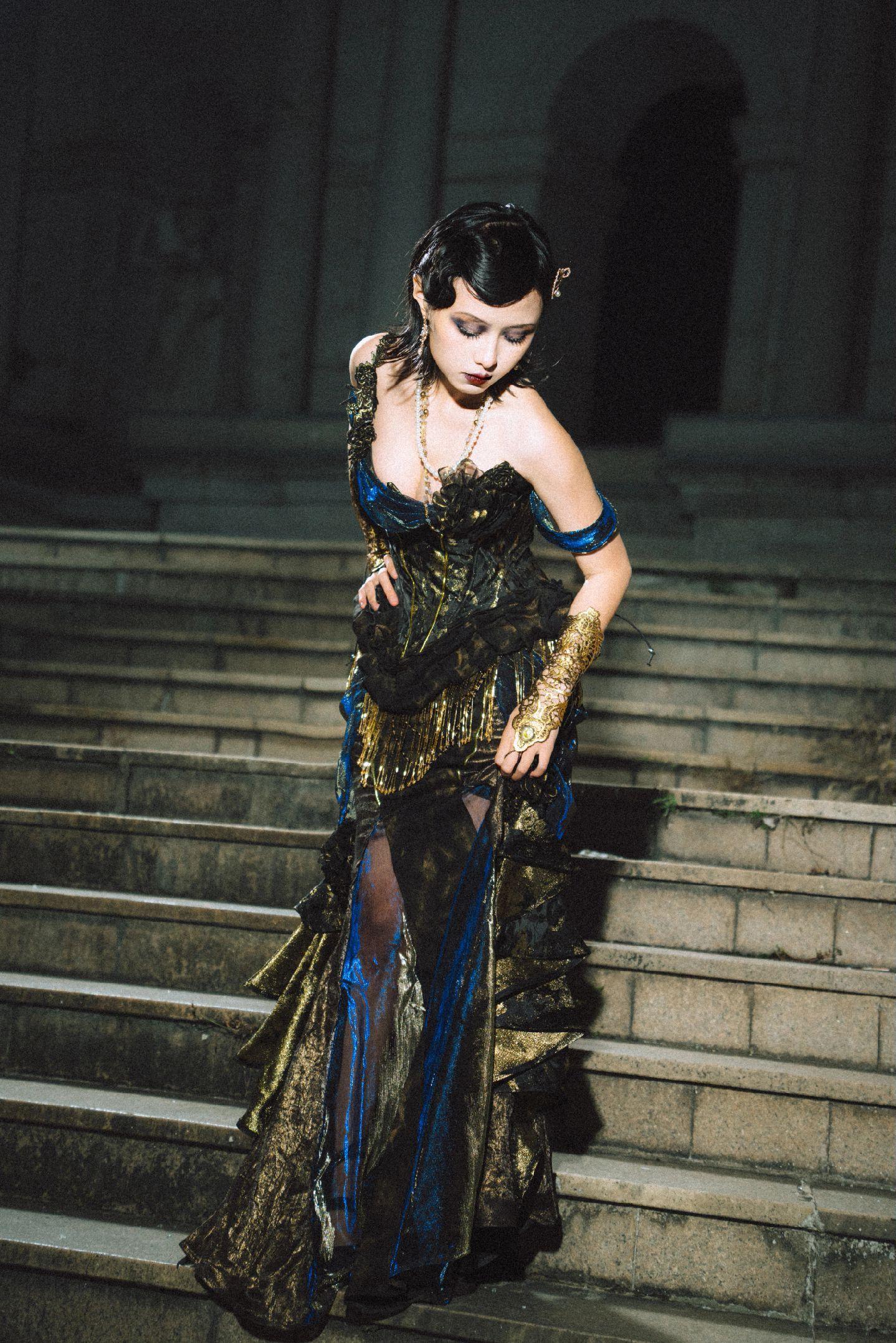 月亮会在每个深夜里，诉说每一段故事…