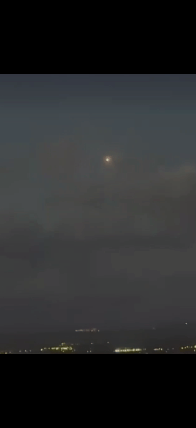 这不是伊朗导弹砸向以色列地面，而是以军“铁穹”防空系统发射的一枚塔米尔拦截弹很恋