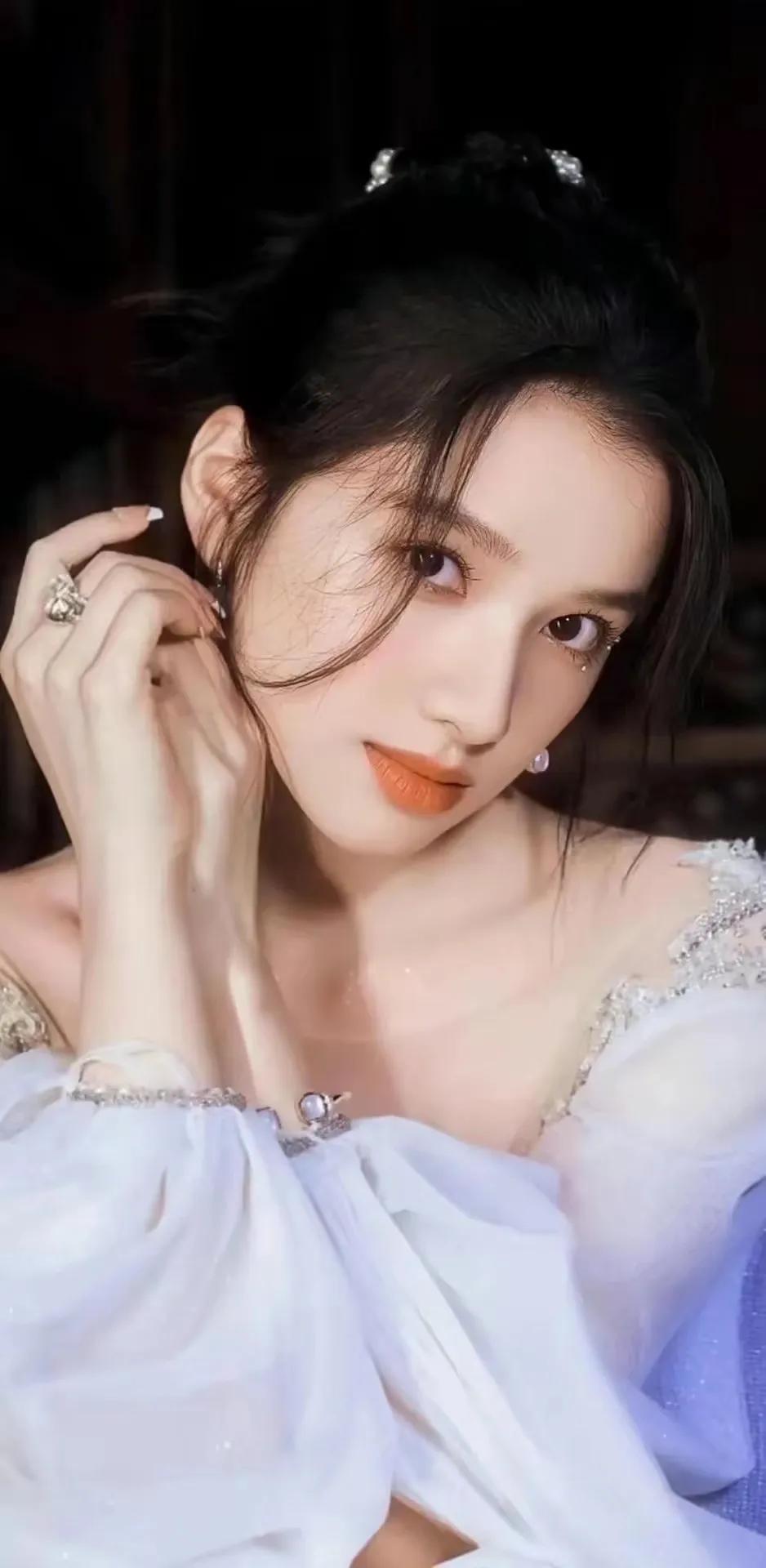 美人美图（220）
达人推荐 女主角唇泥