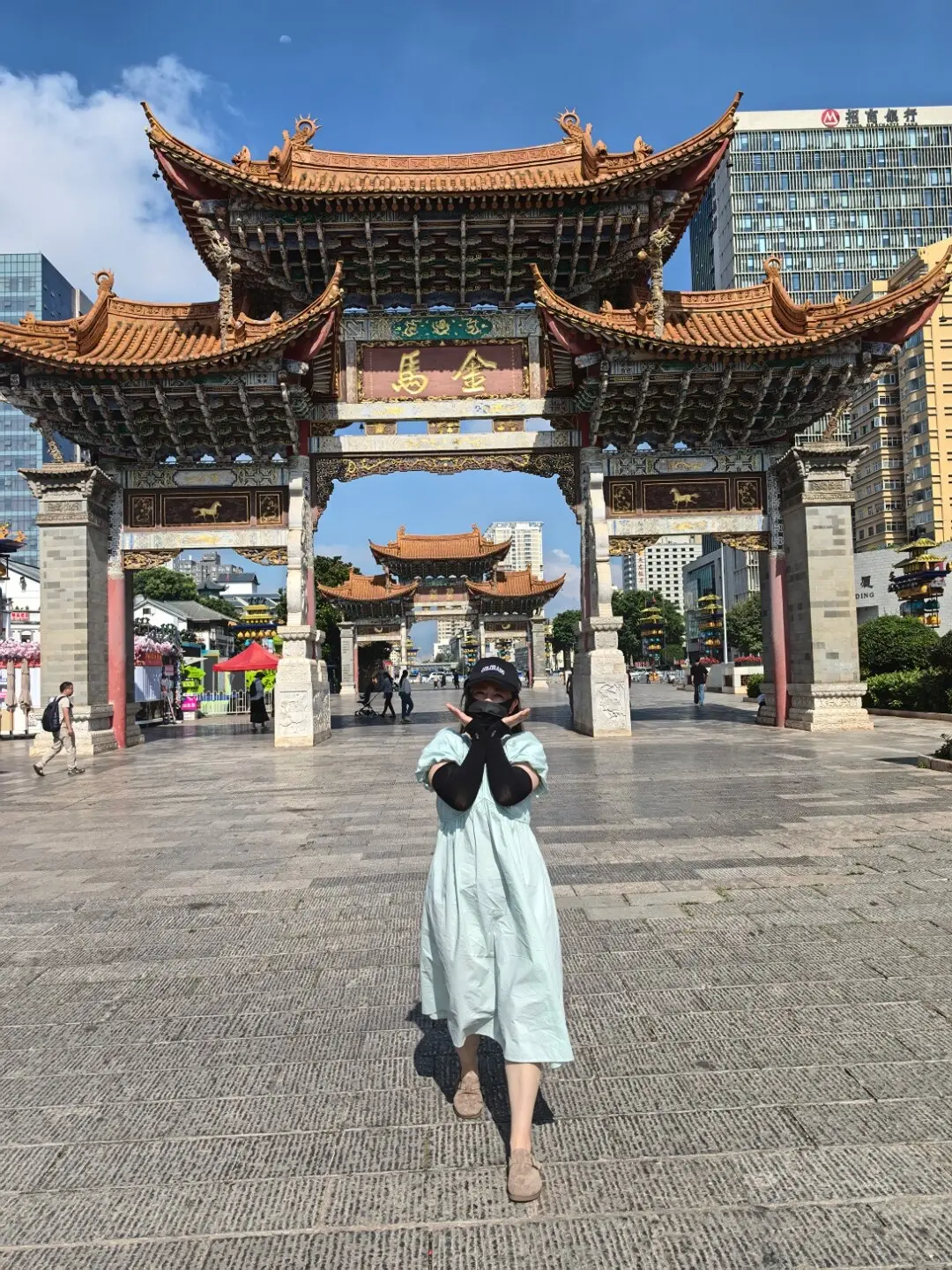 我一天就是一张自拍，这张我爸爸给我拍的，两张照片，😂😅奇怪了我现在...