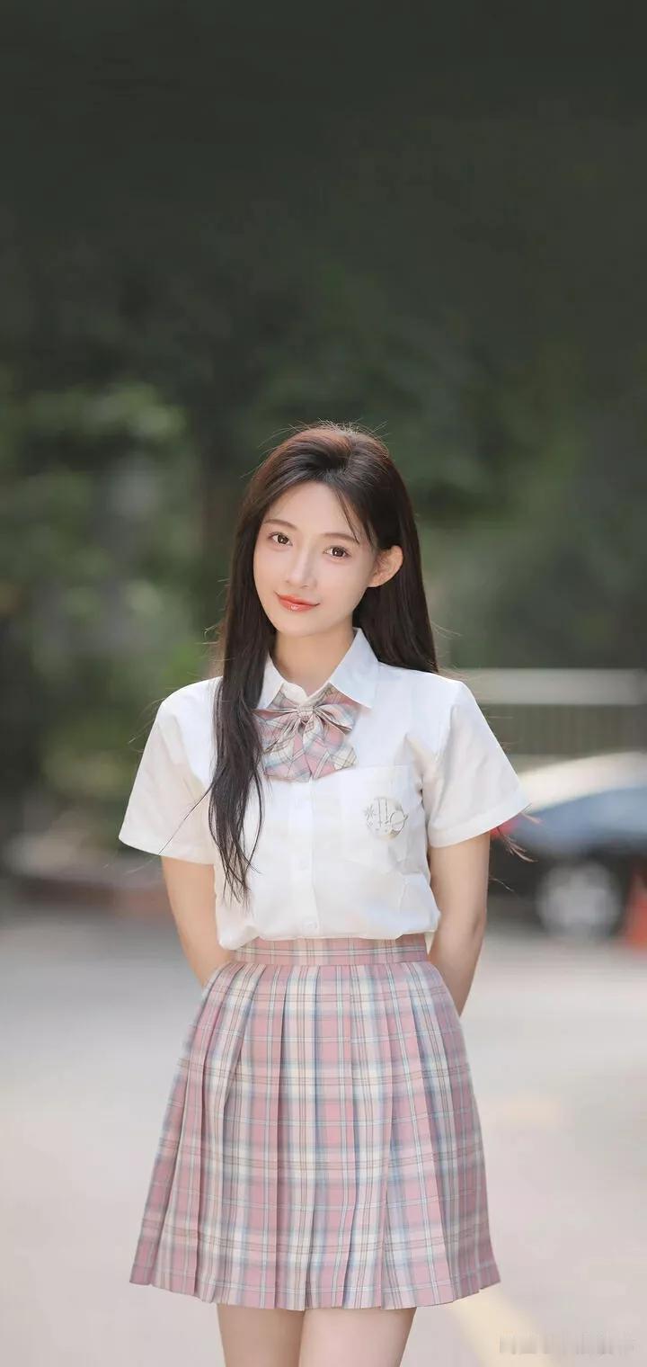 校园少女的穿搭，白衬衫与格子裙的搭配真是绝了！
就像 Angelababy 那组