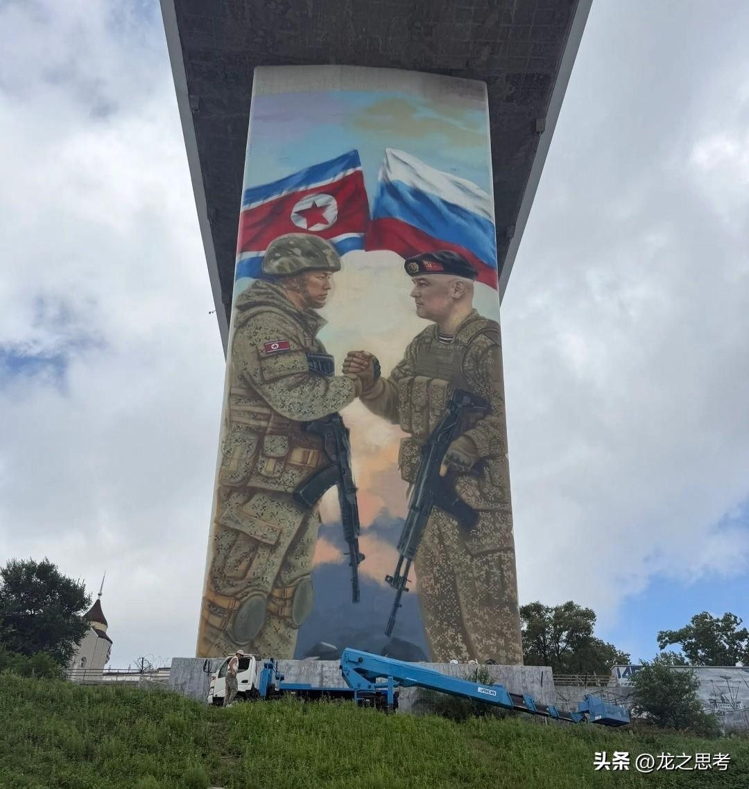 这幅位于海参崴金角湾大桥桥墩上的壁画，描绘了俄罗斯太平洋舰队第155海军陆战旅士