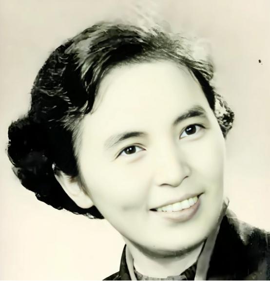 1940年深夜，27岁的叶飞刚解开军装扣子，突然，警卫员拽着一妙龄女子，破门闯入