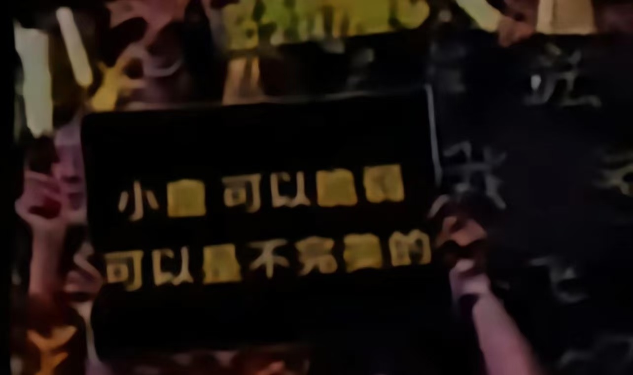 鹿晗摘下耳返听粉丝告白 鹿晗摘下耳返听粉丝说我爱你真的太浪漫了吧。鹿晗好会宠粉啊